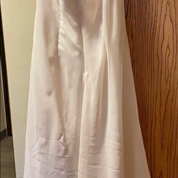 Beautiful halter top wedding dress - Picture 5 of 13